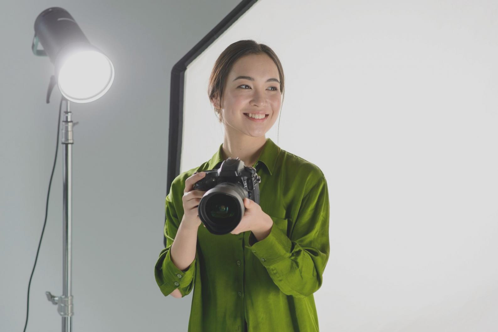 Participant la webinar de color grading urmărind tehnici de gradare a culorii