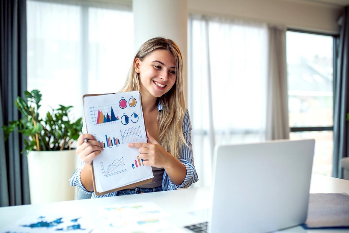 Sesiune de lucru la color grading în studio profesional