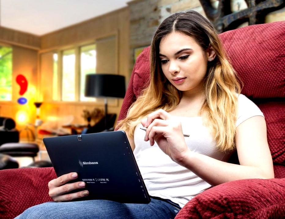 Sesiune de color grading video în studio profesional